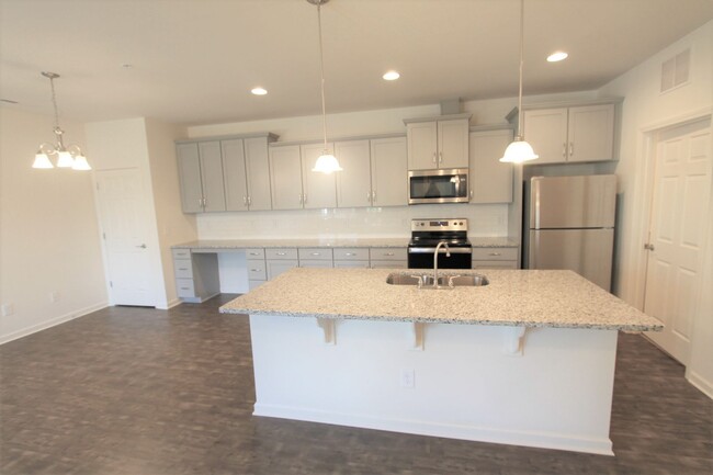 Building Photo - BEAUTIFUL 3BD 2.5 BTH Apartment home RAINT...