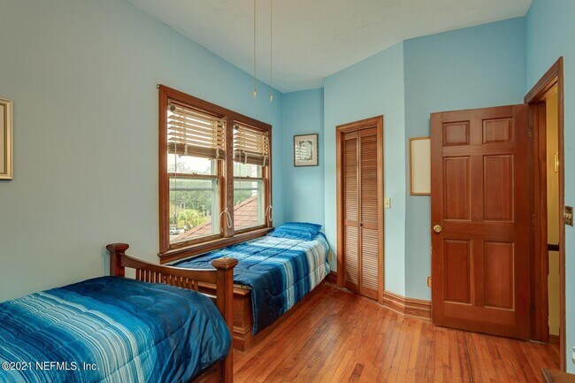 Building Photo - 2716 Oak St