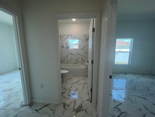 Building Photo - ASK US ABOUT FREE RENT! LOCATION LOCATION ...