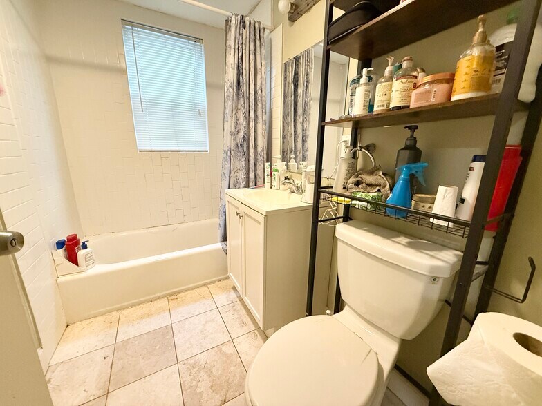 Building Photo - 3977 Washington St