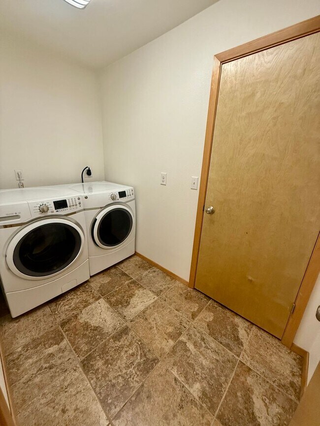 Building Photo - 2175 Chateau Ct
