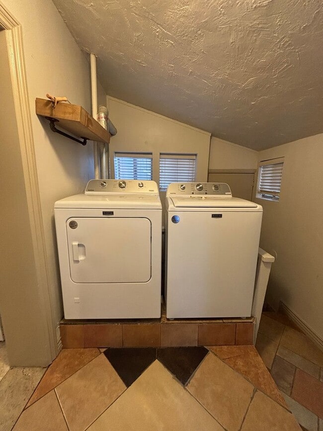 Building Photo - Salt Lake Cottage home 3 bed, 2 baths