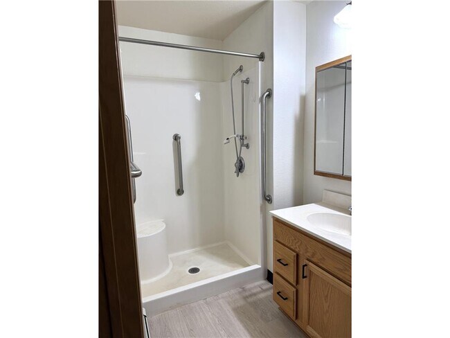 Building Photo - 611 Main St S