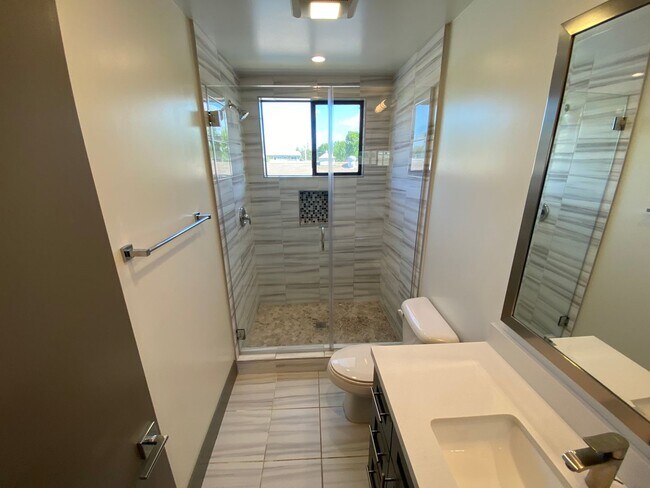 Building Photo - NEWER  4BED 3 BATH FRONT TOWNHOME*HWFLS*BALCONY*W/D IN  UNIT* CENTRAL AIR/HEAT* *STAINLESS  APPLI...