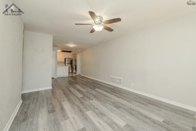 Building Photo - 1400 Phoenix Dr