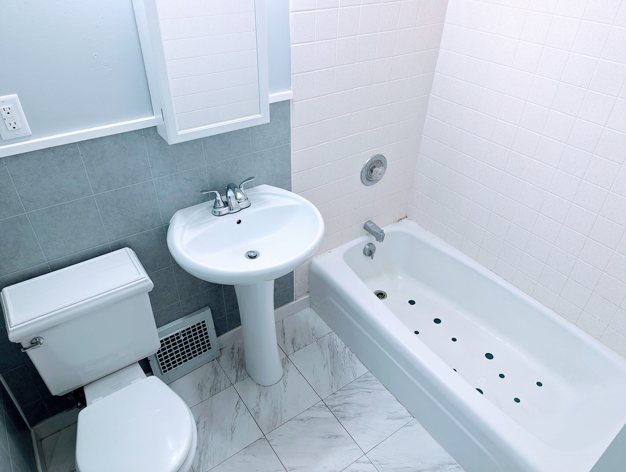 Bathroom - 820 W Glendale Ave