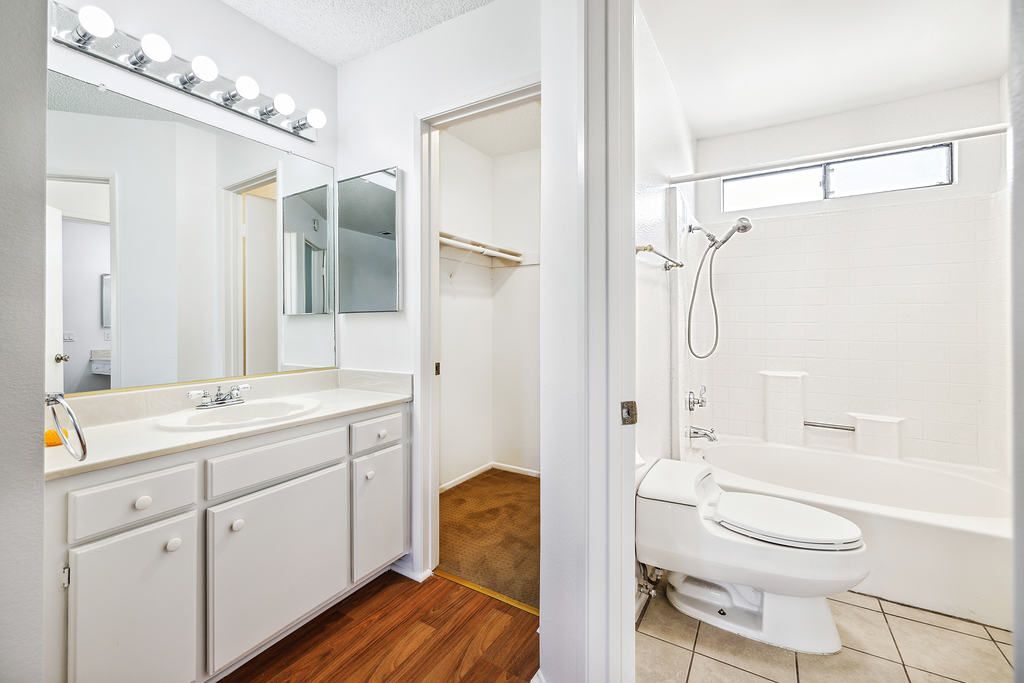 Building Photo - 34414 Laura Way