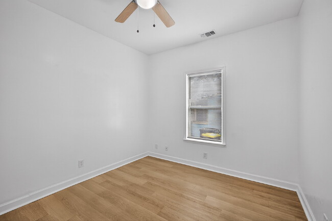 Building Photo - Cozy bungalow close to everything