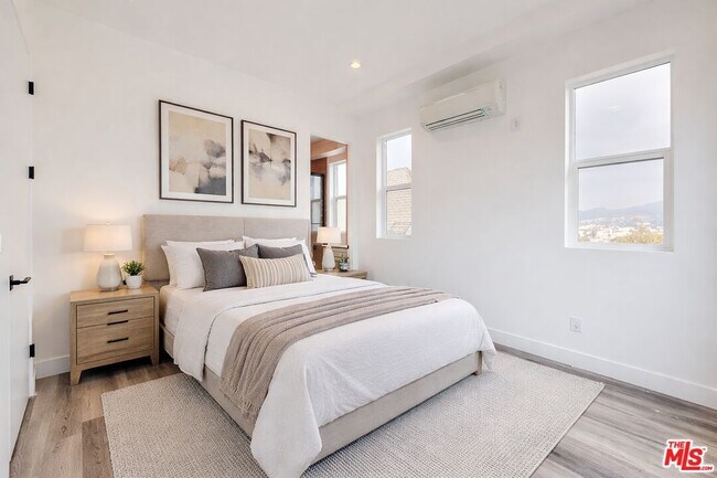 Building Photo - 525 Normandie Ave