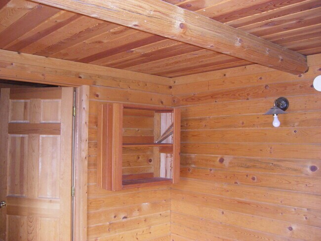 Building Photo - Quaint Cabin on the Creek