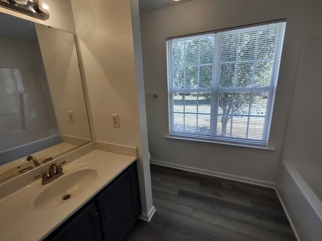 Building Photo - Beautiful 2-story home located in the Reed...
