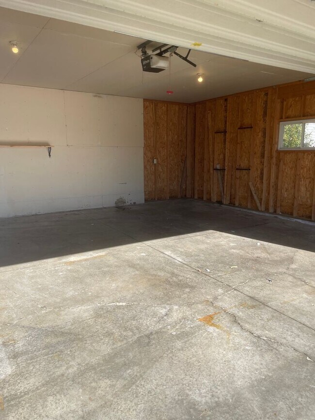 Building Photo - 2930 W Glenpark Dr