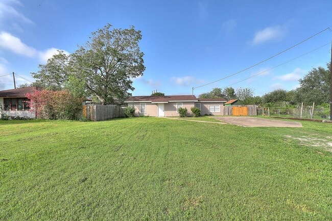 Building Photo - 10921 Shady Ln
