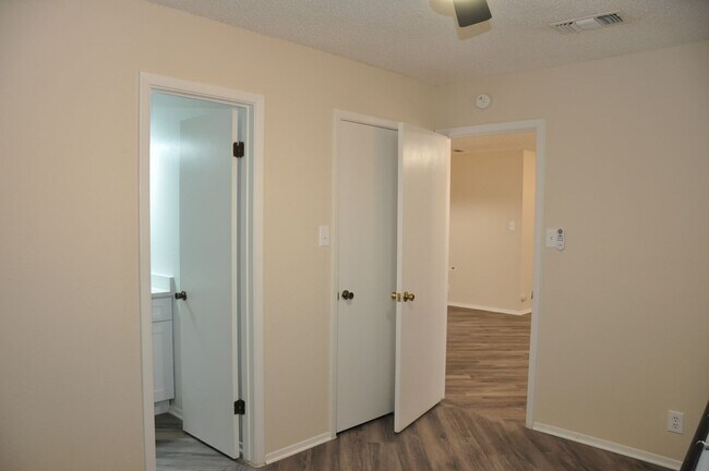 Building Photo - 3 Bedroom 2 Bath Duplex in Heart of Leander