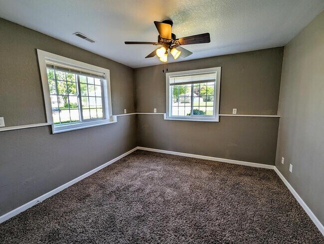 Building Photo - 1319 B Ave W