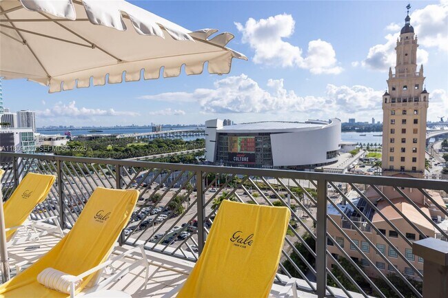 Building Photo - 601 NE 1st Ave