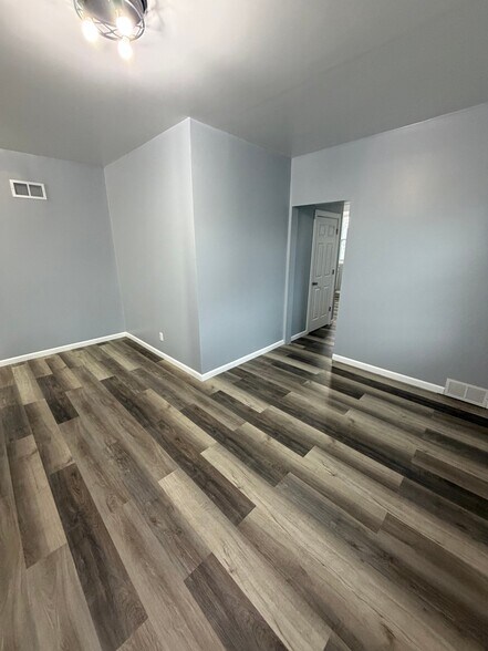 Building Photo - 1224 E 11th St