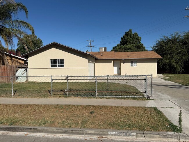 Building Photo - Newley Remodeled 3 BD 2 BA house with Big lot in SW Bakersfield