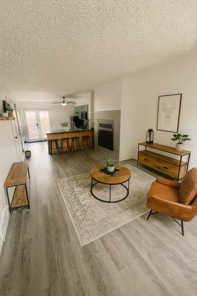 Building Photo - Charming 2 Bedroom Townhouse Close to Ever...