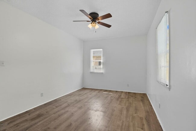 Building Photo - 103 E Tamarack Ave
