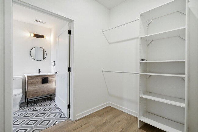 Building Photo - 1533 N Sydenham St