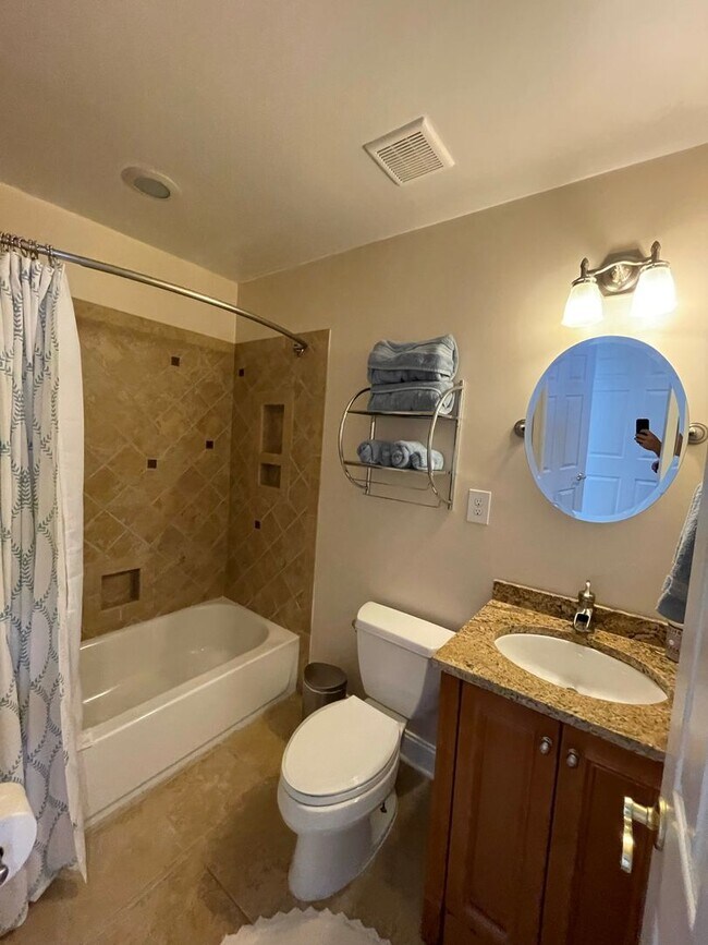 Building Photo - Charming 2 Bedroom/3.5 Bathroom Townhome i...