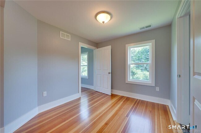 Building Photo - 157 River Rd