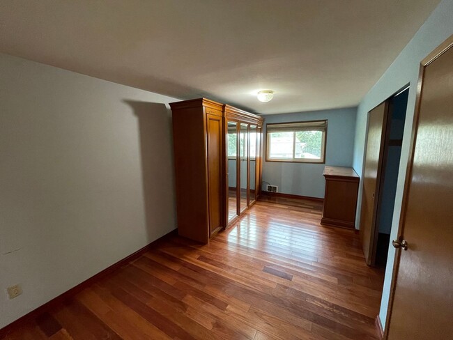 Building Photo - Fantastic and Spacious 3 Bedroom Home Clos...