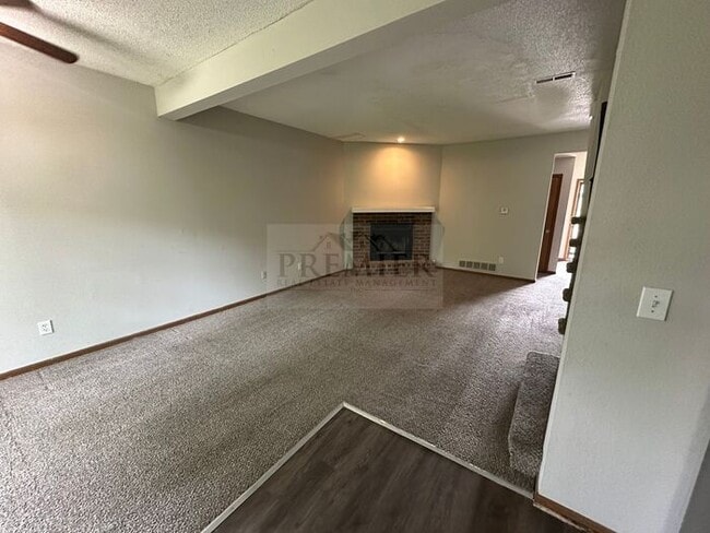 Building Photo - Spacious 2 bd/1.5 bath TH -Ready to call h...