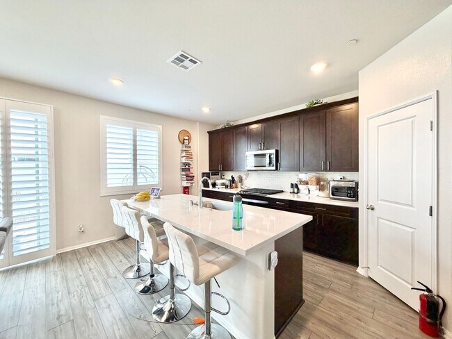 Building Photo - Modern 5 Bedroom 3 Bathroom Home in Tierra Del Sol with INCLUDED Solar & Low-Maintenance Living