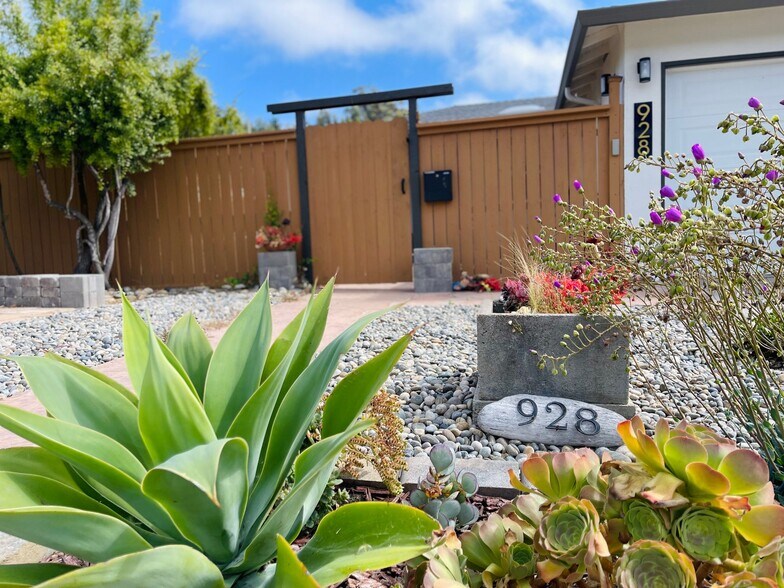 Building Photo - 928 Serena Dr