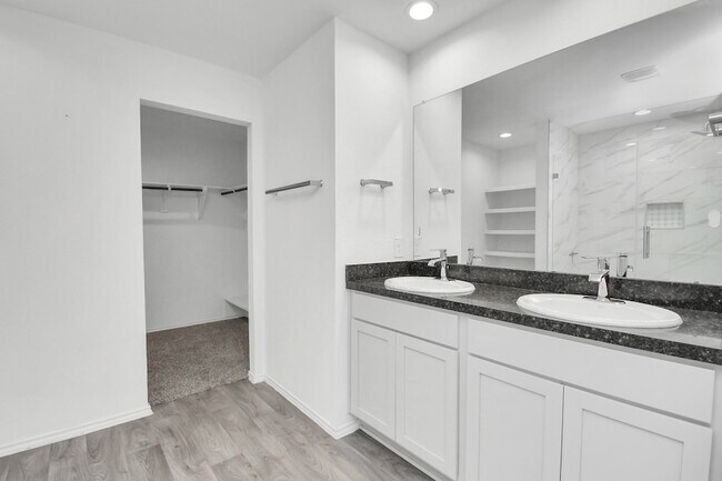 Building Photo - 5443 Pinetree Cres Ln