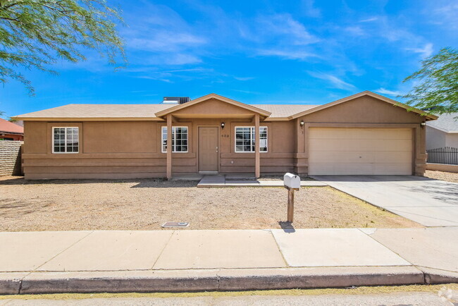 Building Photo - 305 E Gardenia Dr