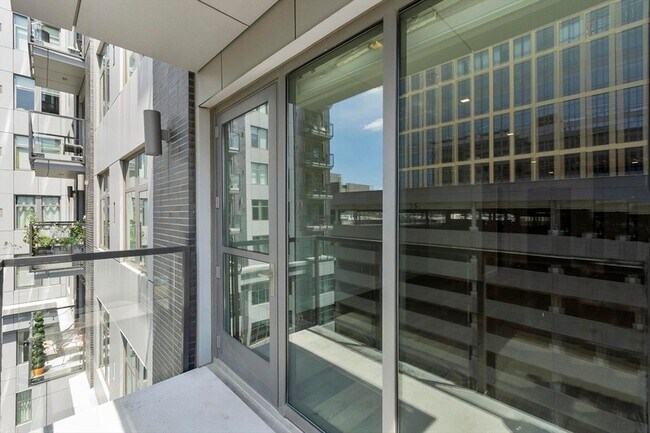 Building Photo - 375 Canal St