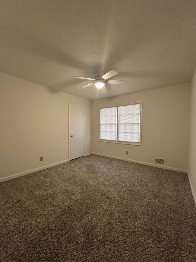 Building Photo - Move-in ready 3 bedroom, 2 bath brick home...