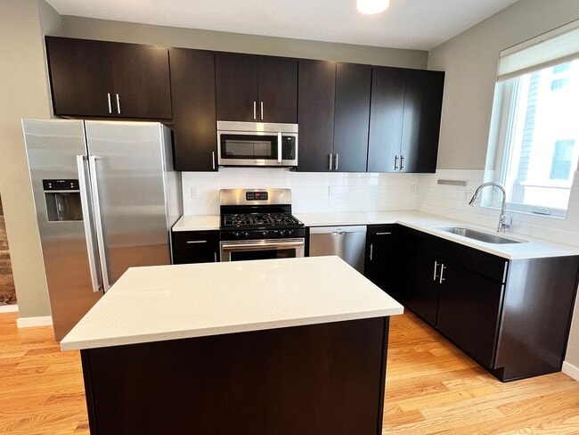 Building Photo - Luxury Slot-Style Town Home in the Heart of RiNo