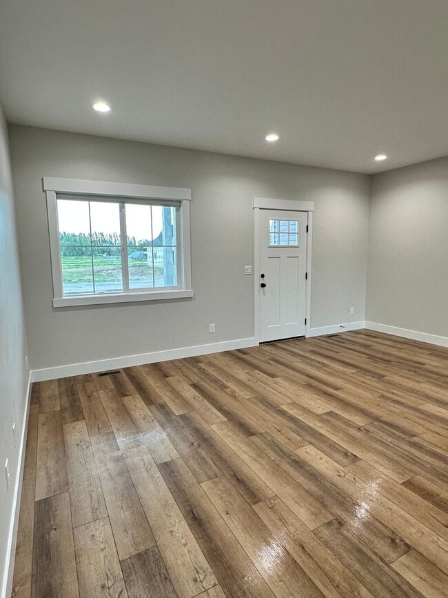 Building Photo - BRAND NEW 3 Bed 2.5 bath home in Rexburg -...