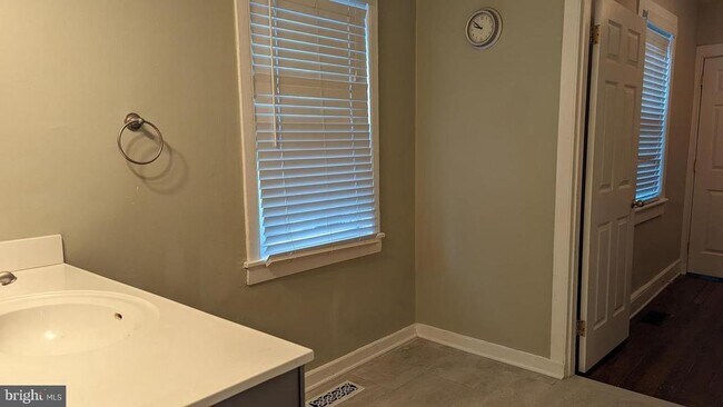 Building Photo - 124 W Hamburg St