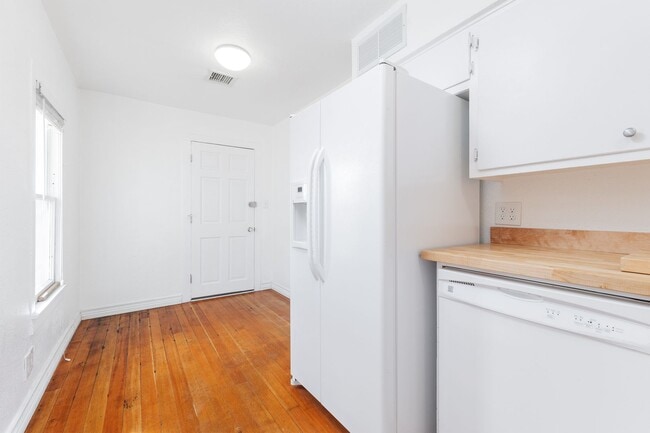 Building Photo - Adorable home on over-sized lot!