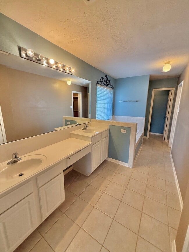 Building Photo - 15107 Summer Sunset Dr