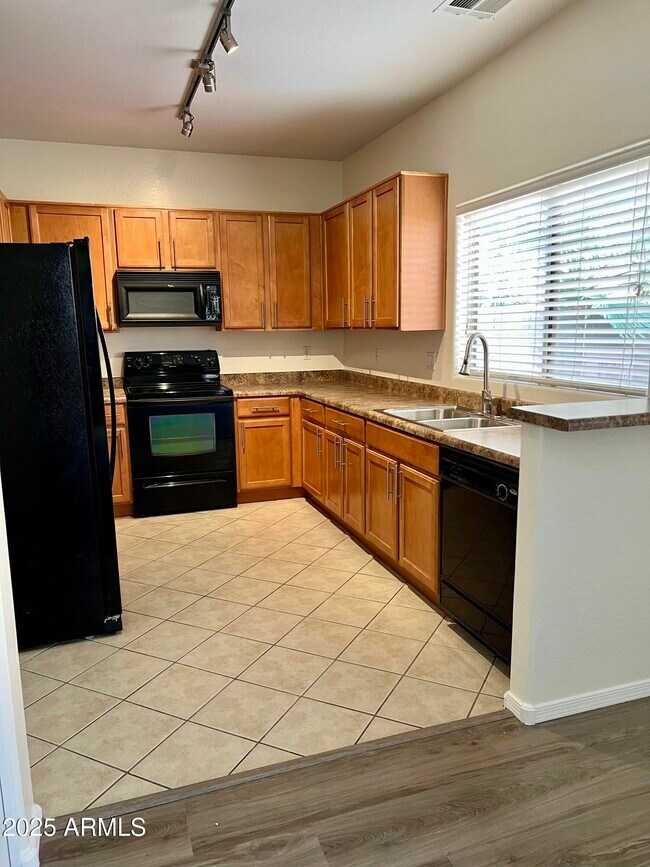 Building Photo - 1015 S Val Vista Dr