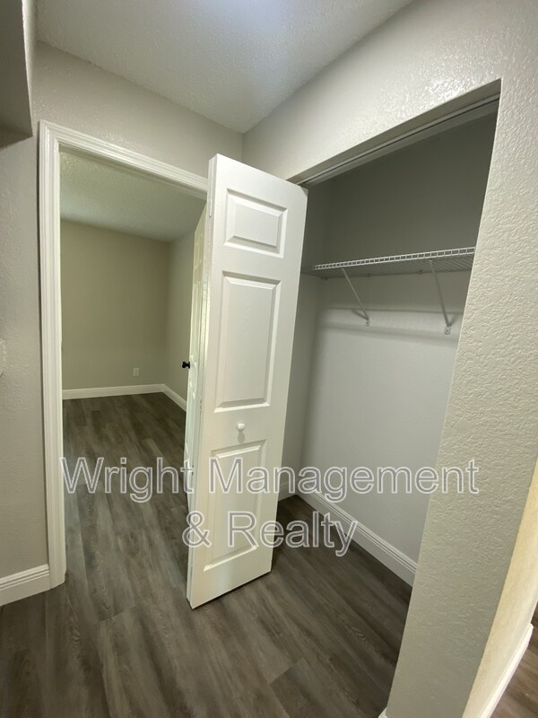 Building Photo - 206 St Petersburg Dr E