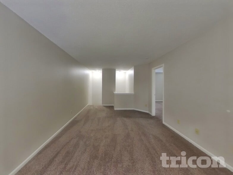Building Photo - 1302 Crescent Dr