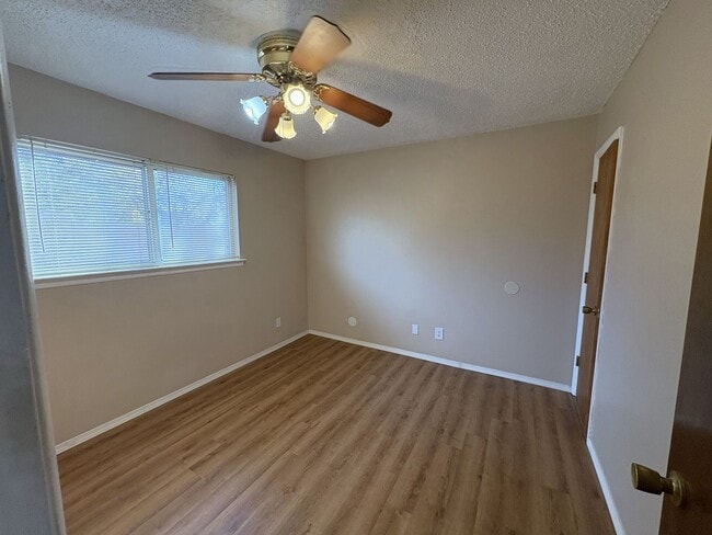 Building Photo - Beautiful 5 Bedroom NE Heights Home With B...