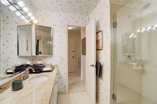 Building Photo - 5051 Pine Dr