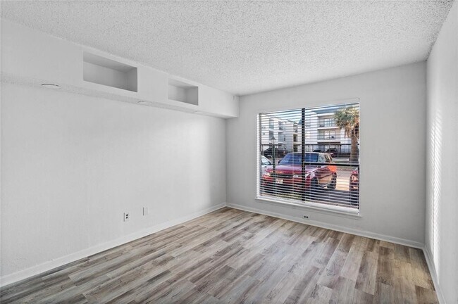 Building Photo - 2830 S Bartell Dr