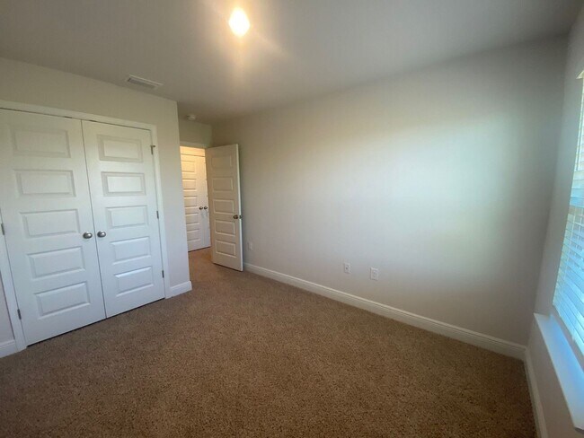 Building Photo - Modern, Spacious & Efficient Townhome in Lynn Haven! *1/2 OFF Security Deposit for Active-Duty Mi...