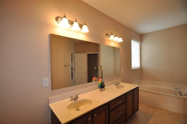 Building Photo - 2556 Diamond Lake Dr