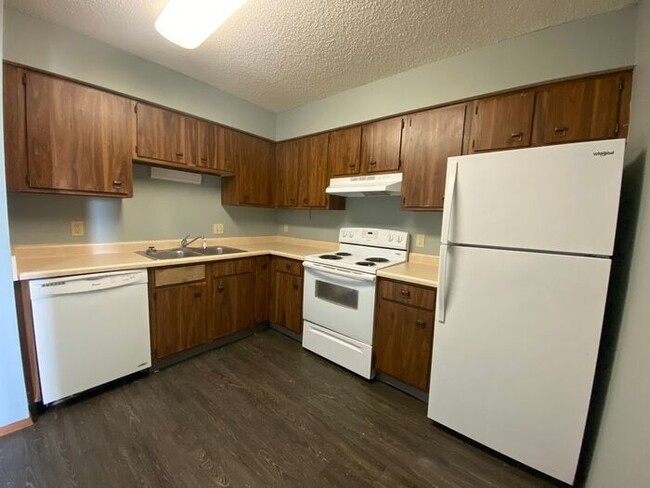 Building Photo - $1,000 | 2 Bedroom, 1 Bathroom Apartment |...