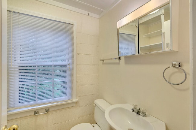 Building Photo - 605 Shepards Hill Rd